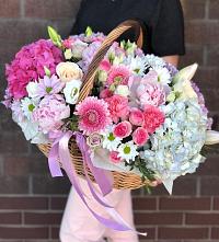 Композиция солнечный день в Борисовке Цветочная композиция из Розы, Хризантемы, Пионы и Лизиантусы в корзине в Борисовке