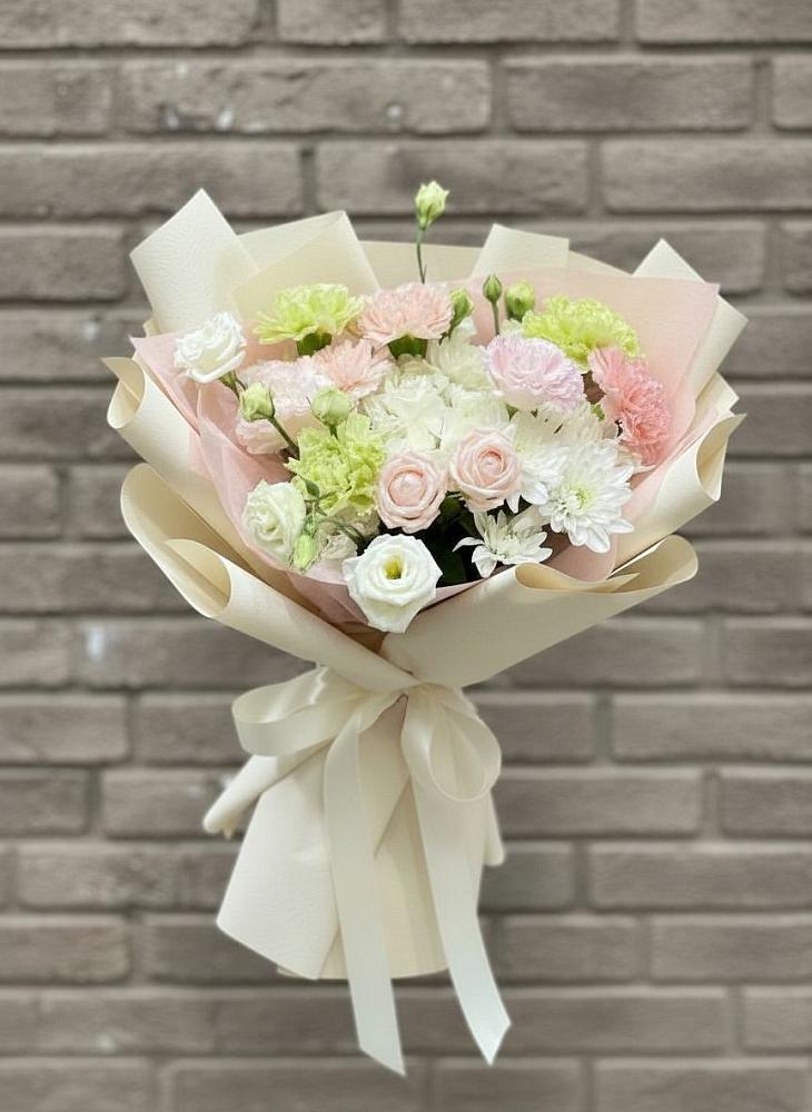 Букет цветов из: Гвоздики, Розы, Лизиантусы и Хризантемы в Борисовке