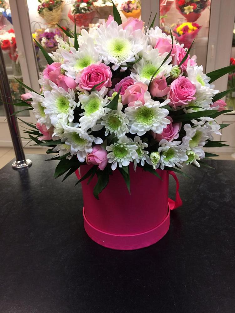 Цветочная композиция из Розы и Хризантемы в шляпной коробке в Борисовке